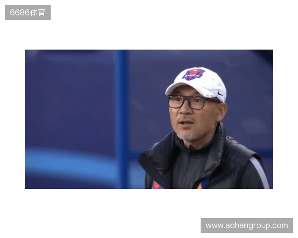 帽子上用中文写着努力、忍耐、牺牲,张外龙:是我作为教练的哲学 帽子上用中文写着努力、忍耐、牺牲,张外龙:是我作为教练的哲学